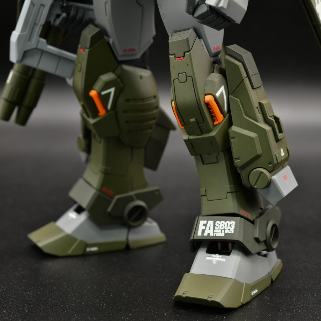 わかりにくいですがグリーンは濃淡を付けて二色で塗り分けています。膝頭にもレッドチップを配置しています。