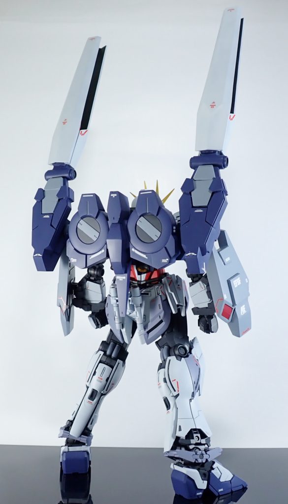 カラーリング・白：スチールホワイト・赤：ローズブライトレッド・紺：アイアンブルー・ライトグレー：ミディアムブルー＋ニュートラルグレー2・フレーム：メカサフスーパーヘヴィ、グラファイトブラックで塗り分け