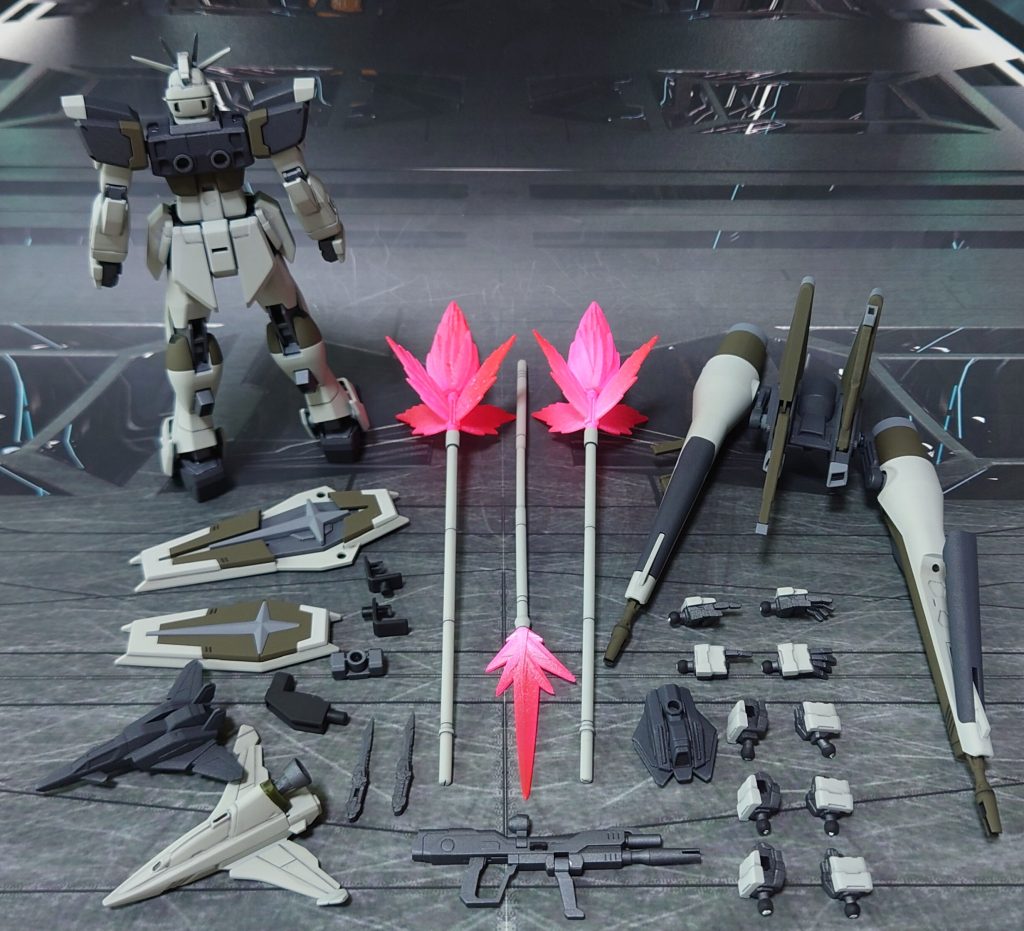 付属品一式。手首は30MMオプションセットに丸ごと差し換え。シールド伸縮の切り換えはこちらもパーツ2セット用意、接続ジョイントも凸を片方削ったものを2種類用意。ナイフ(フォールディングレイザー)もRGのものを用意しました。その他、ビームジャベリンの柄が少し曲がり気味、小さくて迫力不足、と感じたため、HG陸戦型ガンダムS型(サンダーボルト)のビームジャベリンを2本追加しました。