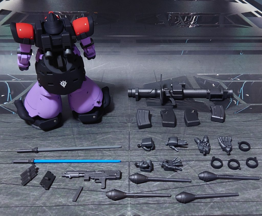 付属品一式。手首はビルドハンズ(丸)のLサイズを1セット追加。そのままでは手の甲のディティールが合わないため、パテで埋めています。ヒートサーベルは、使用/非使用の2本用意。