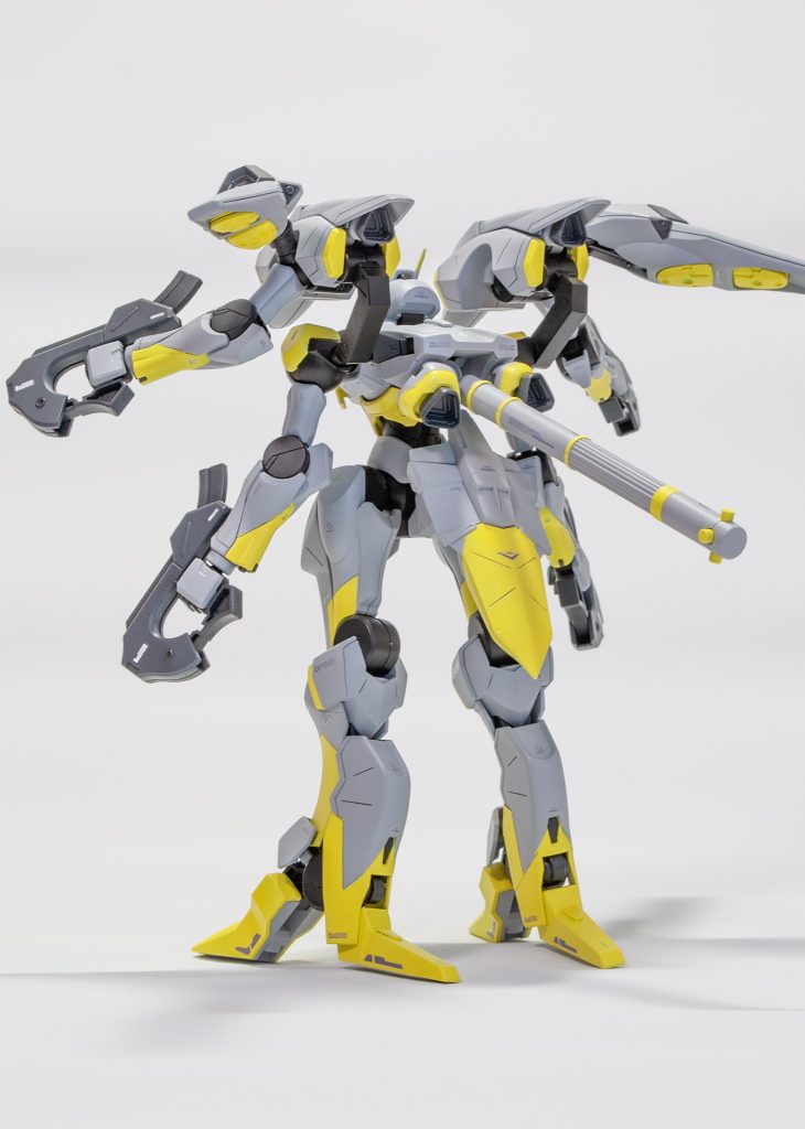 もともと細長くきれいなキットですが、プロポーションは、腹(腰)を3mm程度と、脚を股関節と膝の部分でそれぞれ2〜3mm延伸しました。ブラストブースターに接続する腕の接続は、ボールジョイントや汎用のエグゾーストパーツを駆使し、リアスカートにしたビルダーズパーツの“ファンネル”シールド(ファンネルというよりランチャー‥)の接続も頑張ってプラバン駆使してスクラッチしました。