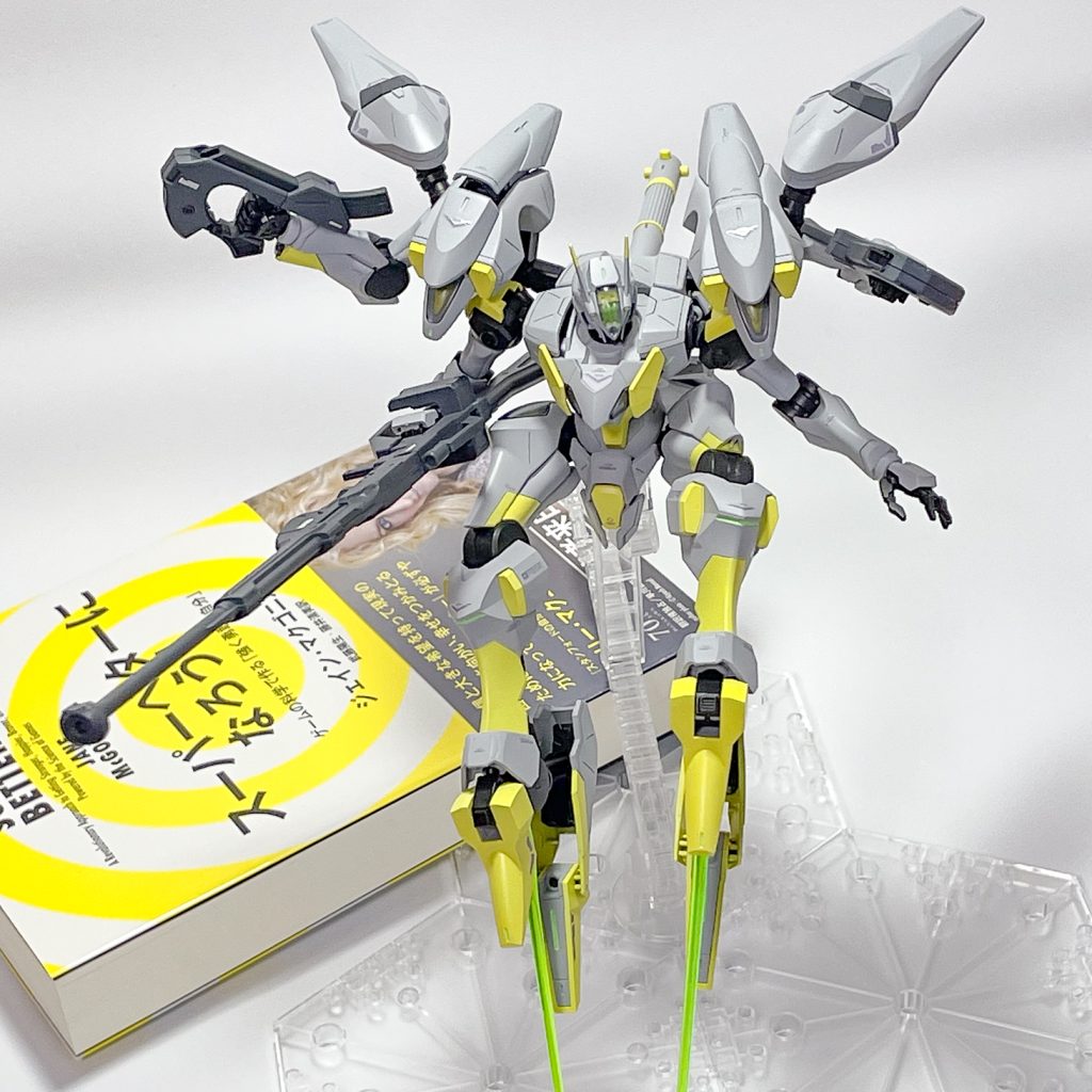 カラーリングは、今回も書籍に合わせるアプローチです。ちょうどこの機体のパイロットは“特殊能力者”が適任でしたので、空想のパイロットへのオマージュを含めJANE MCGONIGAL氏の『SUPER BETTER』を選びました。塗装は、蛍光カラーを混ぜたカラーを吹いたので、ブラックライトを併用した撮影に初挑戦です。