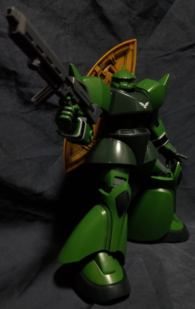 銃を構えて。以上です、お目汚し失礼しました。