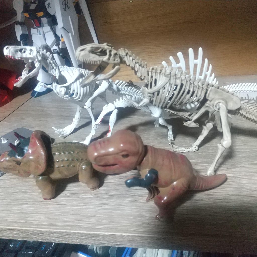 プラノザウルスは骨格ビルドと肉体も付いてる恐竜ビルドがあるけど、どっちかしかできないのがもったいない。骨格ビルド中は肉体パーツは使わないし、恐竜ビルドだと骨格パーツが見えない。希望としては、肉体パーツだけでも自立出来るようにして欲しい。