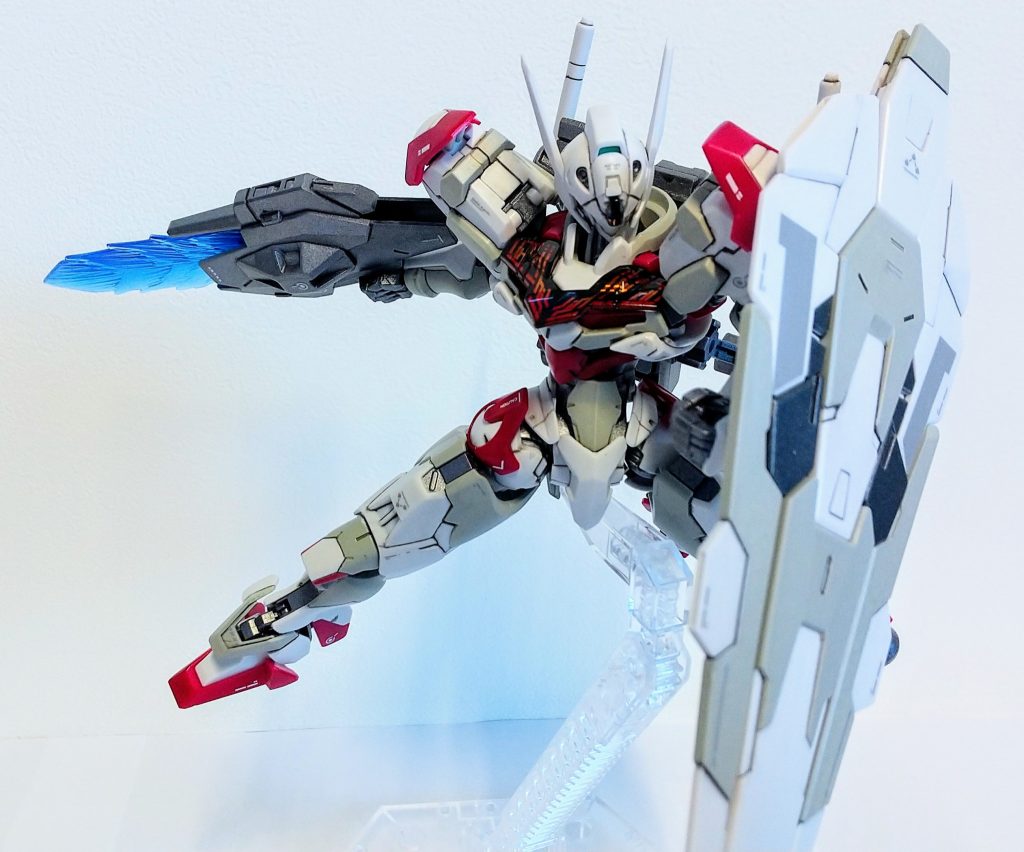 箱絵のポージング白い外装には、所々グレーを配色したのですが、ちと、加えすぎた感が…😵