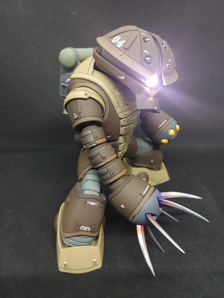 キャラ要素の強いかわいいアッガイさんですが、エ○ァ、プレ○ターみたいな感じで猛獣っぽく強そうに見えるように頑張ってみました。猫背、頭と顎を前にニュッ出すことを意識してやっています。胴体も分割していくらか前屈できるようにしました。