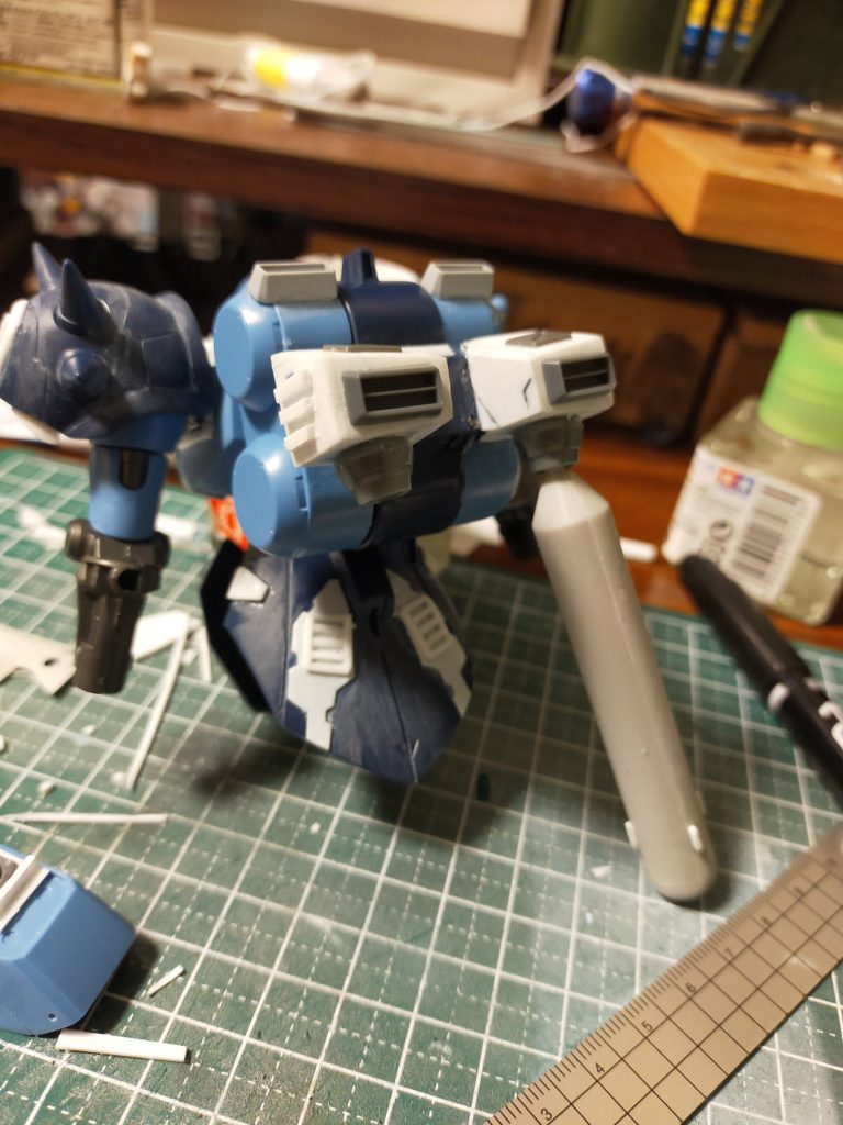 電飾のバッテリーボックスを収納するために改造、プラ板貼り付けています。