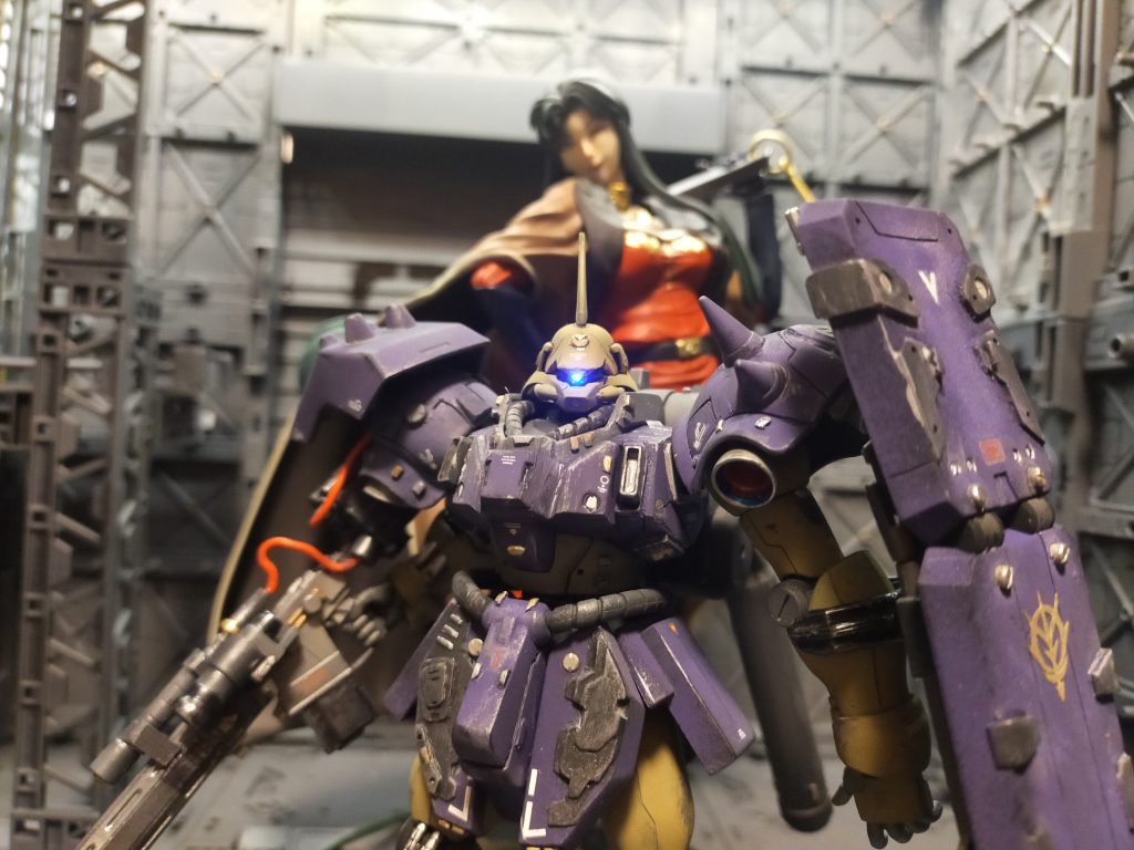 モノアイは青にして只者ではない感を出したかったのです。後ろのシーマ様が微笑んでいます!