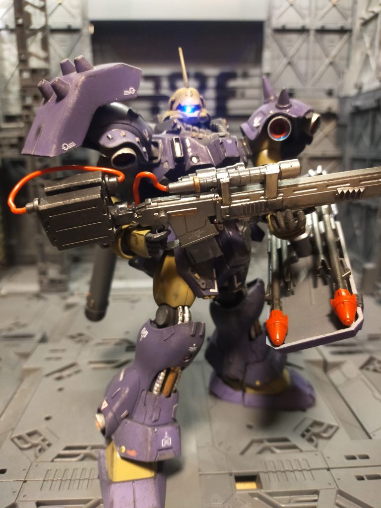 対艦ライフルもパイピングしていますが………マガジンをエネルギーパックに見立てていますが、マガジンはマガジン😢も少し頑張るべきでした。