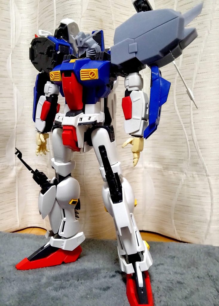 頭部と肩のみ取り付けた形状です、当初はこれで終わりにするつもりでしたが胸部と腹部の箱感腹部の長さ腕の短さが画稿からだいぶ離れていると感じ、修正することにしました