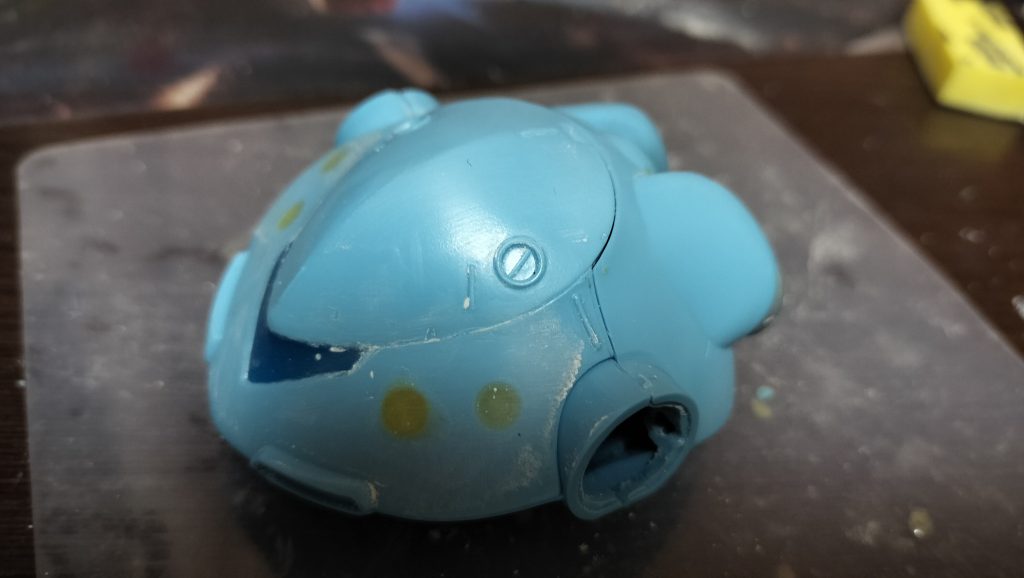 アイペイント用にモールドをパテ埋め。フロントウィンドウは、100均のレジンで造ってみました。