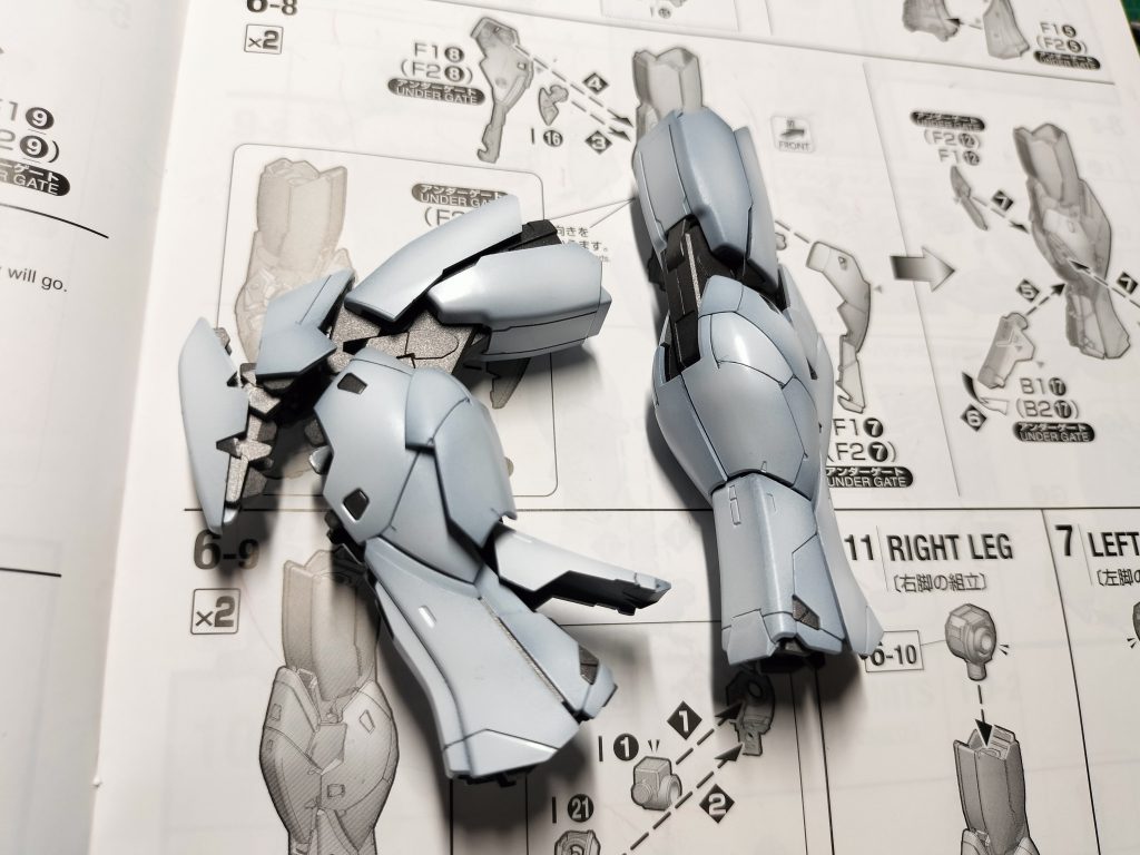 膝関節の可動もここまでやるかってくらいすごい塗り終わって組んでいくと、仮組もしているはずなのに感動と発見がありました。