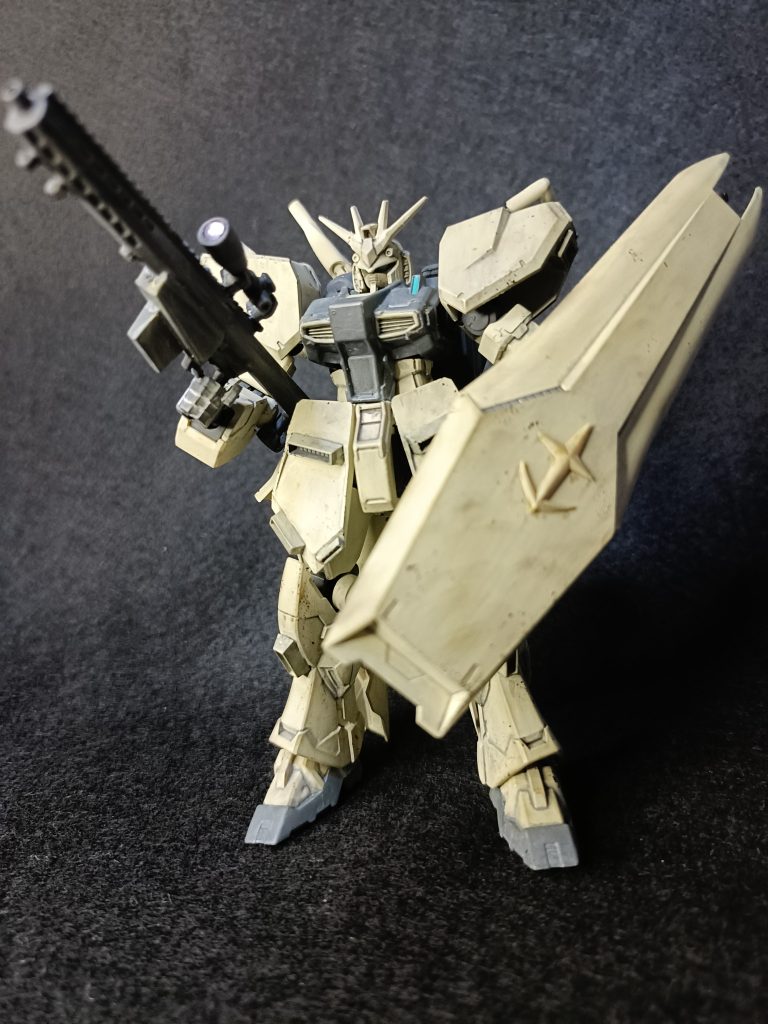 俺のνガンダムということで遠慮なく魔改造してみました。GフレームをベースにEGをミキシング。近藤先生っぽくデカアーマーとスラスターをマシマシつけてます。ライフルは百均のアレを改造したものです。
