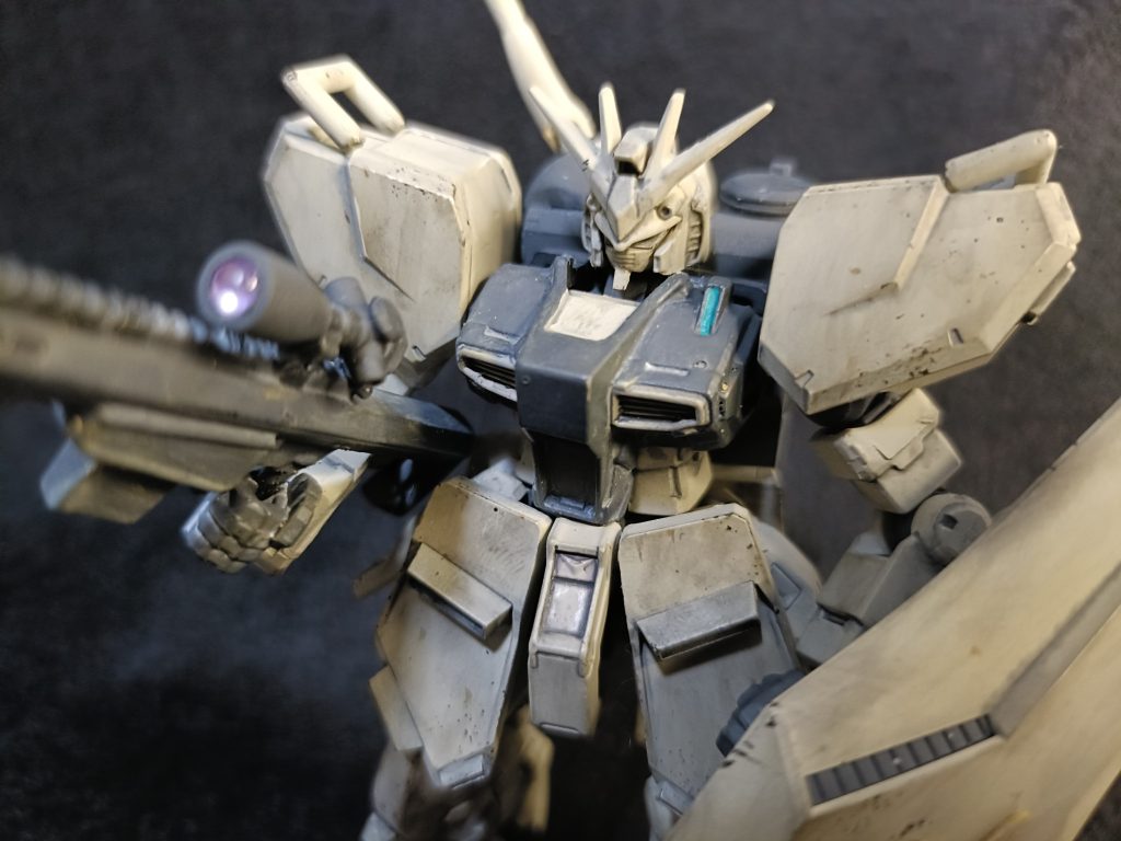 バストアップ。Gフレームの顔でも大きいので思いっきり上下に削り小顔にしました。肩アーマー、腰アーマー、シールドをEGから。陸戦ぽくデッキタンとジャーマングレーの配色です。