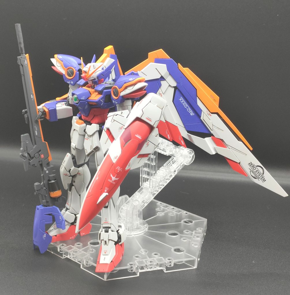 初めてガンダムWのプラモデルを作ったのですが、とても小さいですね。同じ1/144でも先日までバンシィ・ノルンとは頭一つ分位違ってました。