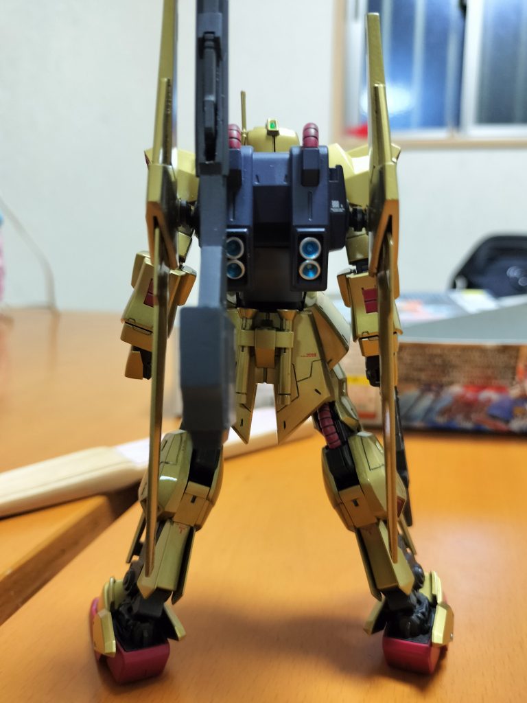 後ろ。バーニア内部はクリアブルーで。