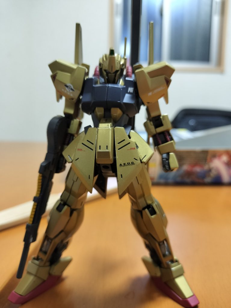 正面！足を後に引くと、太腿の装甲が干渉して腰のフロントアーマーが前にせり出し、サイドアーマーが開いちゃう。少しは調整したけどやはり…。尻周りがデカく見えちゃう。