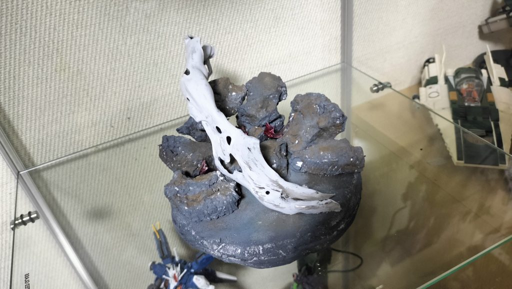 台座のみ作ってから何ヶ月か放置して、そっからプラモをガンガンぶつけまくったせいで色はげてるとこ多数続出してますがおとめにみてくださいね