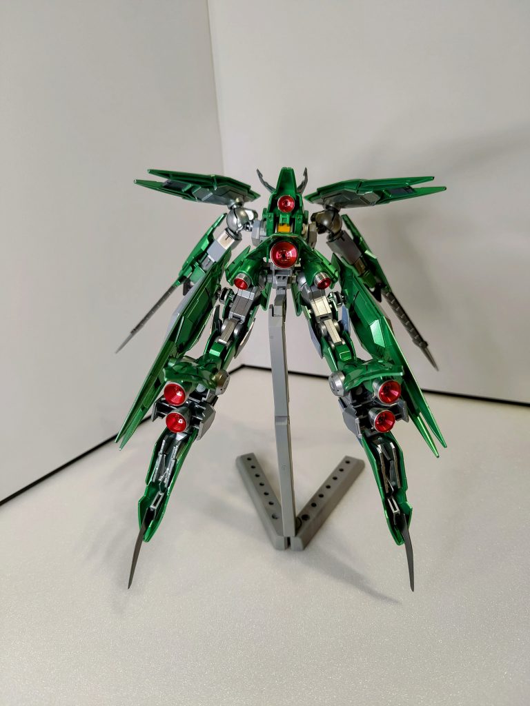 今回のキットの裏側がすごく好きなポイントですバーニアだけ別の物を使用していますHGの肉抜きがうまくマッチしたキットですね