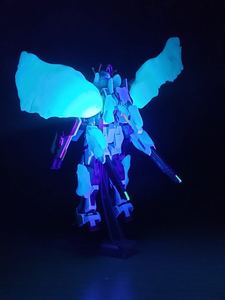 背面ユニバースブースター。プラフスキーウィング含め、ブースター各所のクリアパーツ部分からプラフスキー粒子が漏出してる様を蓄光おゆプラで表現してる。コレはUVライト照射して撮影した写真。