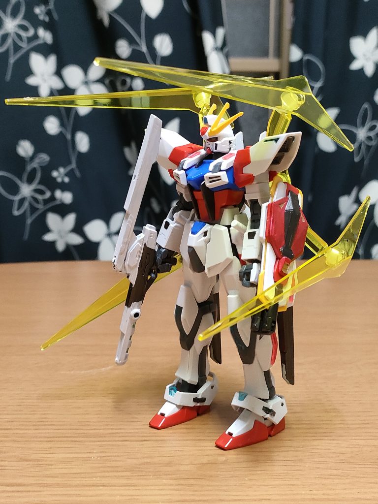 オプションパーツガンプラユニバースブースターを前回のビルドストライクガンダムとドッキングして完成させた機体に蓄光おゆプラでプラフスキーウィングとプラフスキー漏出を表現した姿。パワーゲートは出演しない。素体の参照はコチラ。https://gumpla.jp/hg/2062556