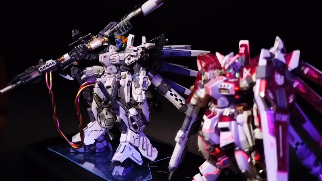 １１.        ゼータのハイメガランチャーがちょうど余ってたので、ジャンクを適当にくっつけて。尾部の円筒形のエネルギーパックは、ZZがリアルタイム放映時に売っていた初代1/144ZZのハイパービームサーベルの残骸です。こんなところで活かせるとは、ご縁ですね。