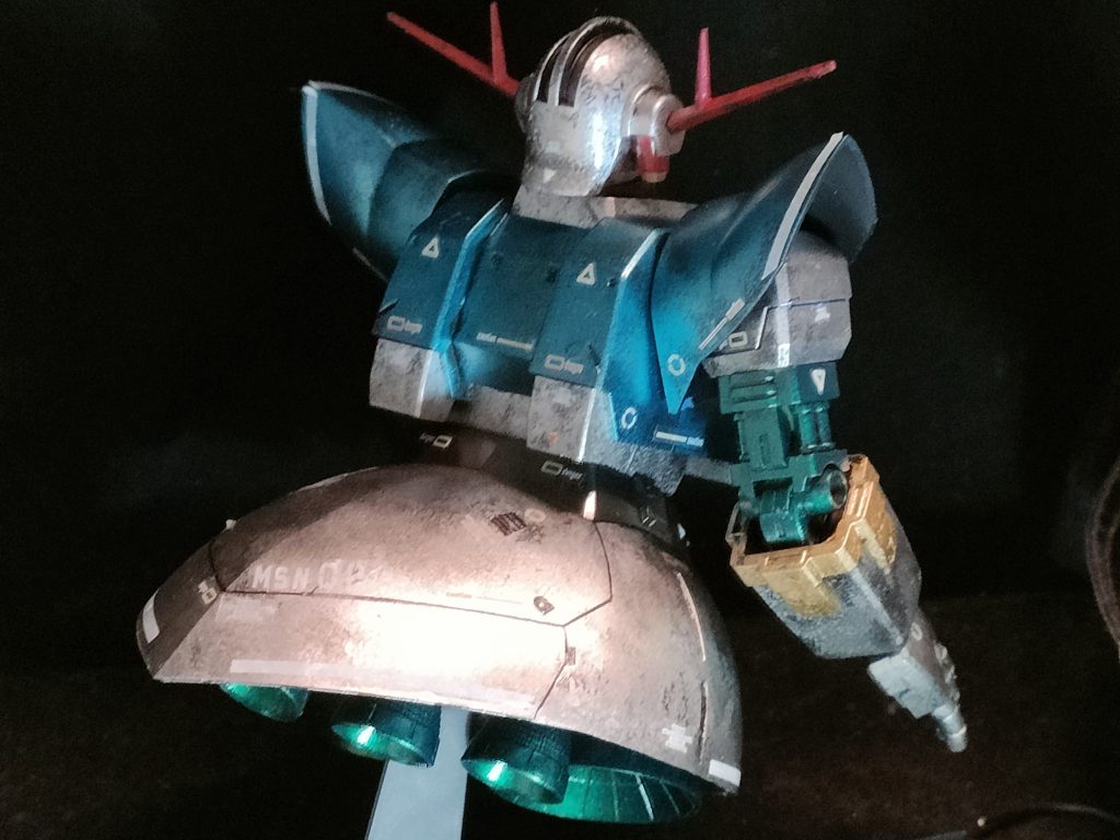 背面です。スカート部がのっぺりしているので、シールをペタペタ貼って情報量を上げています。画像だとテカってて少し見えずらいですね。