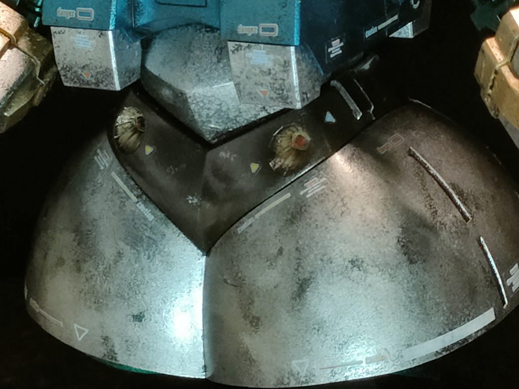 下部です。スカート部も曲面にスジボリする自信がなくてできず。シールで恰好ついたかな？