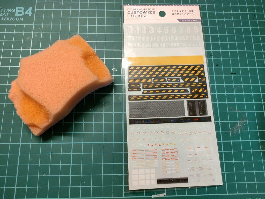 今回は超安価での作成です。まあ若干意図的に安価にこだわったのですが、このシールがなかなか良かったです。筆も不要。ジオングがベースがやや大きめの機体なだけに筆よりもスポンジでの塗装が結構楽でした。スポンジも適当にカットして使い捨てなので片づけ含めかなりお手軽でしたね。見ていただきありがとうございました。