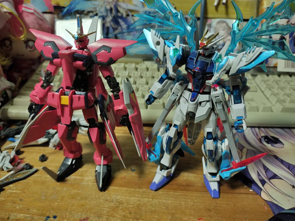 ストライクと並べてみました　まあ並べるさいにストライクの角が折れてしまった(´；ω；｀)　(今はボンドで修理中) しかしイージスの再販して欲しいな　