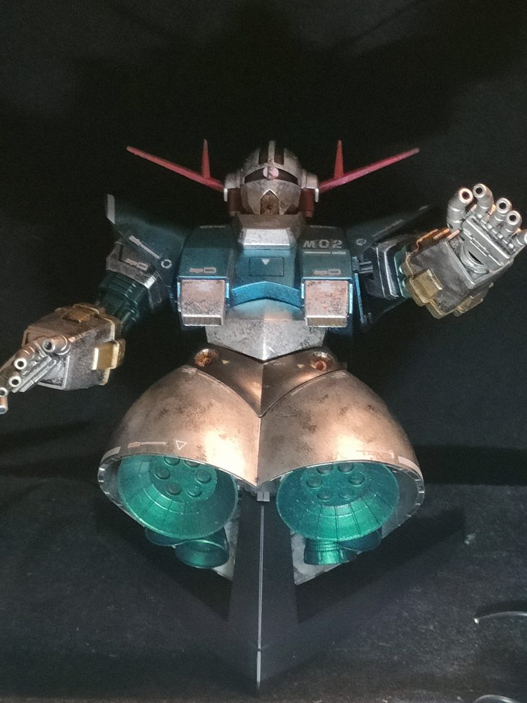 RGジオングのようなポーズをとらせてみたものの、可動域が少なくこれが精いっぱいです。全体的にあまりポージングは取れないですね。バーニアの噴射口はもう少し汚しててもよかったなぁ。 