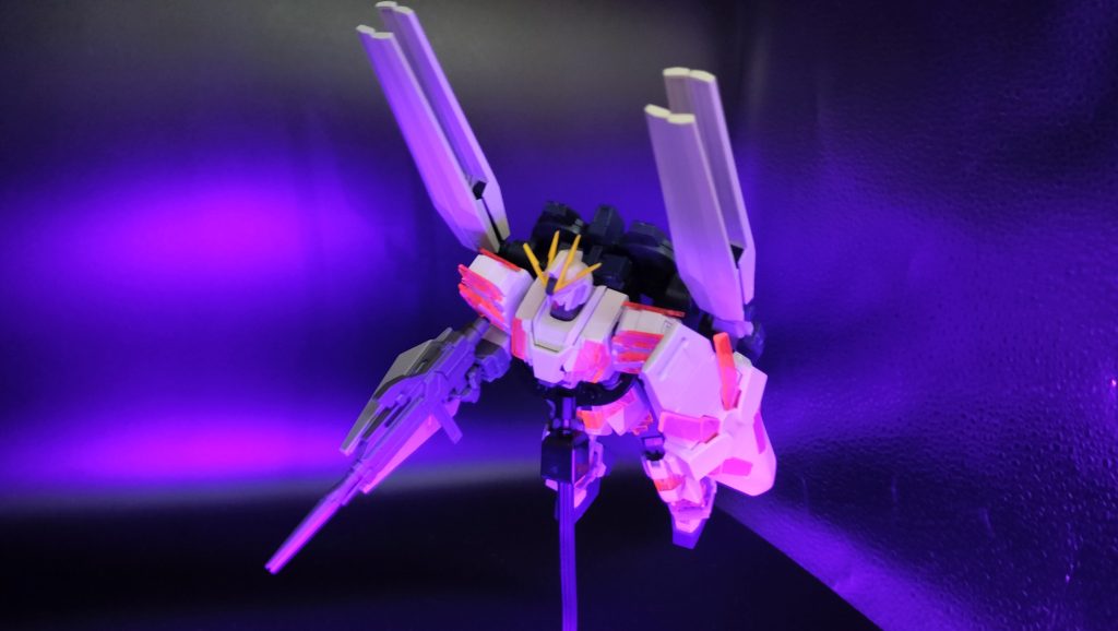 本装備は、ミシェル・ルオが考案した本命装備として検討された機体である。フェネクス同等のサイコフレームにより、機体の応答性を上げつつ、とサイコフィールドの感応波でフェネクスを誘引しつつ、背部の遠隔攻撃端末で制圧・捕獲するコンセプトである。しかし、パイロットのヨナ少尉の技量上機動性が高すぎ扱い切れないとの結論でサイコフレーム除装されたB装備で運用された。