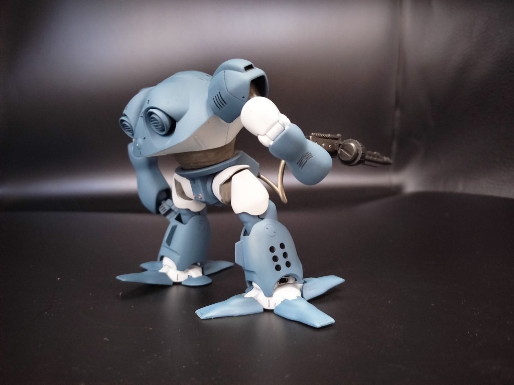 【 マイ設定】※メッチャ長いうえに胸糞設定を入れていますので読み飛ばし推奨です。でも写真は見て頂けると嬉しいです(;^_^A　城門の戦いで、企画七課率いるTYPE/J9 グリフォンに惨敗したSSS（シャフト・セキュリティ・サービス）が、リベンジの為に密かに開発した機体となる。上層部の強い意向もあり、非合法な方法も問わない絶対的な性能向上が図られた。開発指針としては、火力・格闘能力の向上を果たしつつ、SSSの業務上、各国の通関をスムーズに通せる機体を目指すこととなり、ベースを従前より運用しているキュマイラの改修機体として、開発が進められた。（スペックを偽装し、従来のキュマイラとして通関を通し易い為）  