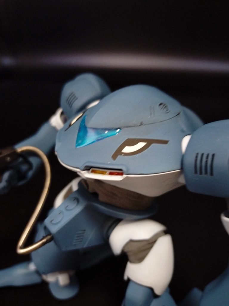 後年、この孤児グループのリーダー格の青年が、とある戦闘を契機にSSSに造反・離脱に成功する。その後リーダーを中心に孤児達が新たに「鉄華団」という組織を立ち上げ、自分達の居場所を求める闘いに身を投じる事となる。胴部の紋様はリーダーが孤児たちの団結を促す為のシンボルとしてペインティングされ、密かに蜂起の機会を伺っていた。SSS上層部には単純に阿頼耶識対応機体の認識マークとして報告されていた。　　　　　　　　　　　　　　　　　　　　～マイ設定終了操縦席は従来のフロントガラスから外部を視認する半開放型から、密閉型に変更。