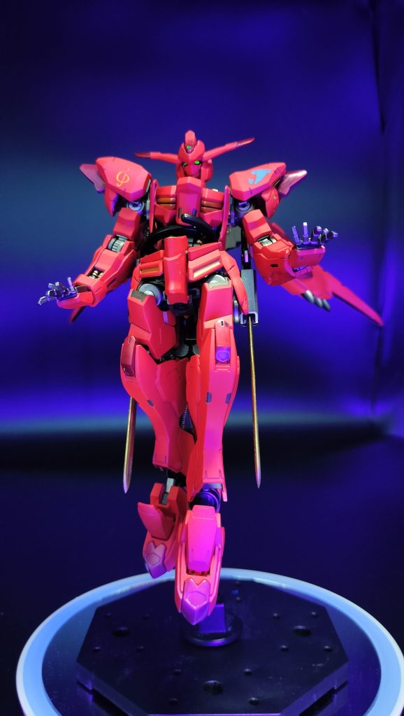 <寿司ざんまいポーズ>【マイ設定】アグニカ・カイエルは異世界からの転移者である。彼はかつて他の世界で戦争を経験しとあるMS戦で敗北、死んだはずだった。しかし気が付くと、まったく異なる地平で目が覚め、目の前では見たことの無い大型のMAと小型兵器群に蹂躙されるMS隊の姿があった。呆然としていると、目の前に擱座する1体のMSがあった。破壊の渦が吹き荒れるその場から、彼は導かれるようにそのMSのコクピットに乗り込み、搭乗していた瀕死のパイロットから状況を確認、即座に生き残る為の対応をとる事となった。彼はそのMS経由で全部隊に的確な指示を行い、全滅寸前の部隊を救い、なし崩し的に部隊に従軍する形で多大な戦果を残していった。彼が呆れたのは、部隊の人間に戦闘に対する戦術・戦略が全く足りておらず、只でさえ戦力に劣る中、これまでMAに良いように蹂躙されていた状態だったのだ。彼がこれまで培ってきた戦術・経験は、無人機に戦闘の全てを任せて、有人戦闘のノウハウ全てを喪失していた人類にとって、正に救いの手となった。また戦闘以外でも人心を掌握するカリスマ性、これまでにない技術を齎し、覇気とも言うべき魅力を備えた彼に、続々と人々が終結する結果となった。そうしてアグニカは、かつてMAを輩出し世界最大の勢力を誇った国家の技術陣や、希望を持った各国の残党等を集めたMAへの一大反抗組織を創るに至った。