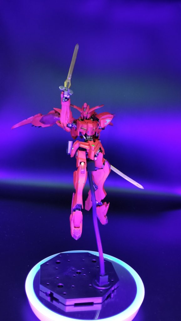 <集えバエルの名の下に>「あぁ問題ない。注文通りだな。まぁMAにどれ程の攻撃力があっても、当たらなければどうと言う事はないさ。こういう赤色が私的にはテンションが上がるしな!左肩のギャラルホルンマークも天使を滅ぼすラグナロクの意匠でピッタリではないか!!」「しかし・・・御身の安全を考えると気が気ではありません。武装もソードタイプが2本のみとは・・・」「仕方あるまい。ビーム等の射撃兵装は牽制程度にしかなるまいし、大型の打撃武器等を持てば機動性が殺されるからな。」「因みに【ガンダム】とはどの様な意味なのでしょうか」「殲滅すべき対象が天使だからな。天使を滅ぼすのは悪魔以外あるまい?私にとっての悪魔の象徴が【ガンダム】なのだよ。それが72体もあれば悪魔シリーズで考えたいではないか(ニヤリ)」「左様ですか(呆気)」