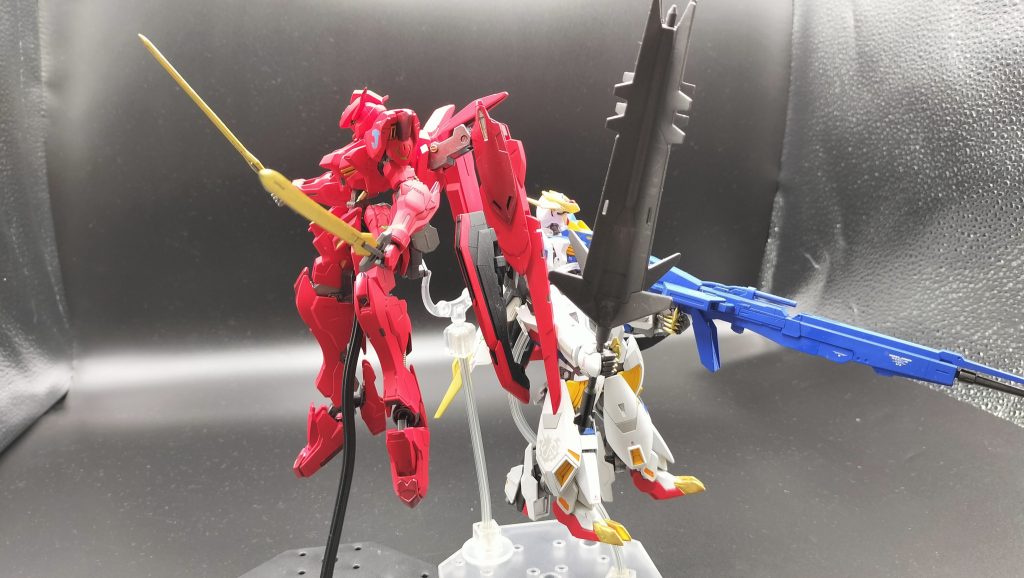 <赤いのと、情け無くないMSとの共演。これがしたかった!>そうしてMAとの戦闘に身を投じている中、かつて自分を敗北させ、死に追いやったはずのライバルもこの地に転移し、組織に所属していることを知った。かつての世界では色々な柵から彼とは袂を別ったが、幾度かの戦闘を経て、お互いに背中を預け合うほどに信頼する事ができた。父親や肉親も、その父の幻影に引きずられた人々もなく、自分に寄りかかってくる面倒臭い女もいない(ここ重要!)、精神的にも戦闘的にも頼れる存在がいる(ここ更に重要!!)。この状況にアグニカは歓喜した。そこには悩みの全てを超克した純粋にMAを殲滅する目的だけにまい進する漢の姿があった。