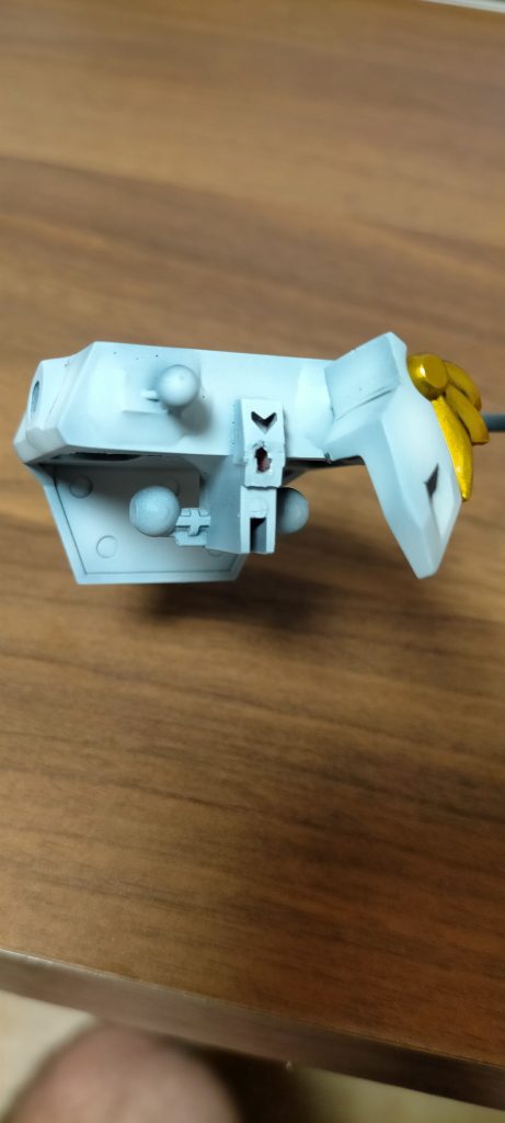 股関節はEGガンダムを移植。フロントアーマーも分割しましたが脚を上げるようなポーズをしないので、あまり意味はなかったですね。