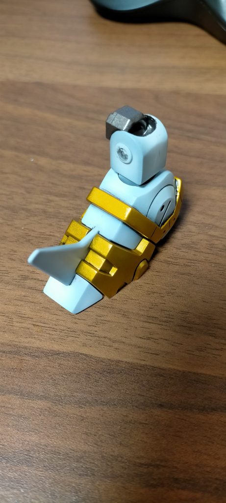足の上側はキットの上腕を使用してレジェンドBB風に変更しました。