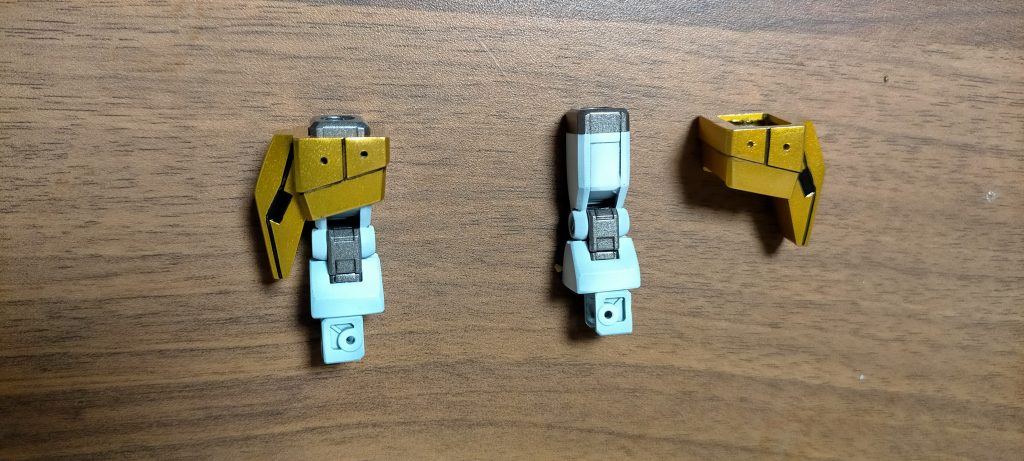 上腕を足にしたので、代わりにEGガンダムの腕を使用して曲げられるようにしました。飾り部分は被せただけで、上腕はそのままだと細かったのでプラ板で太くしました。