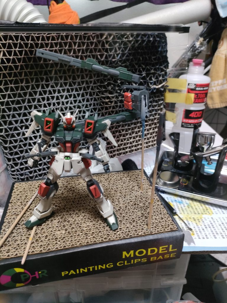 仕上げだけエアブラシ使って艶消し仕上げ。缶スプレーだと消費激しいからコスト削減で。クレオスのスムースクリアで。