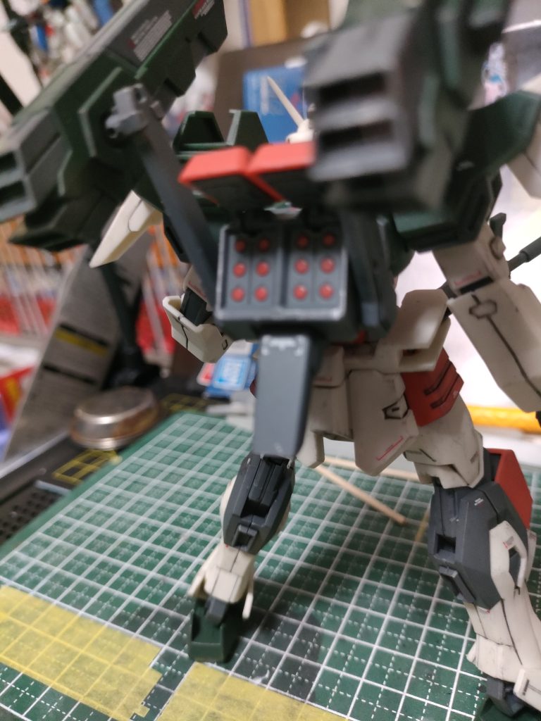 とりあえずココだけ塗った。マスキングしてエアブラシは面倒だったんで筆塗りで。