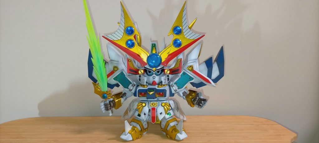 腕と股関節にEGガンダムの部品を使って改造しました。袖は横に広かったので、回転軸ごと中心に寄せました。