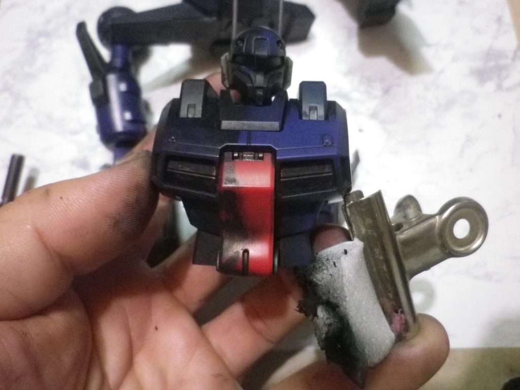 百均アイテムのメラニンスポンジで余分な塗料を研磨していきます。