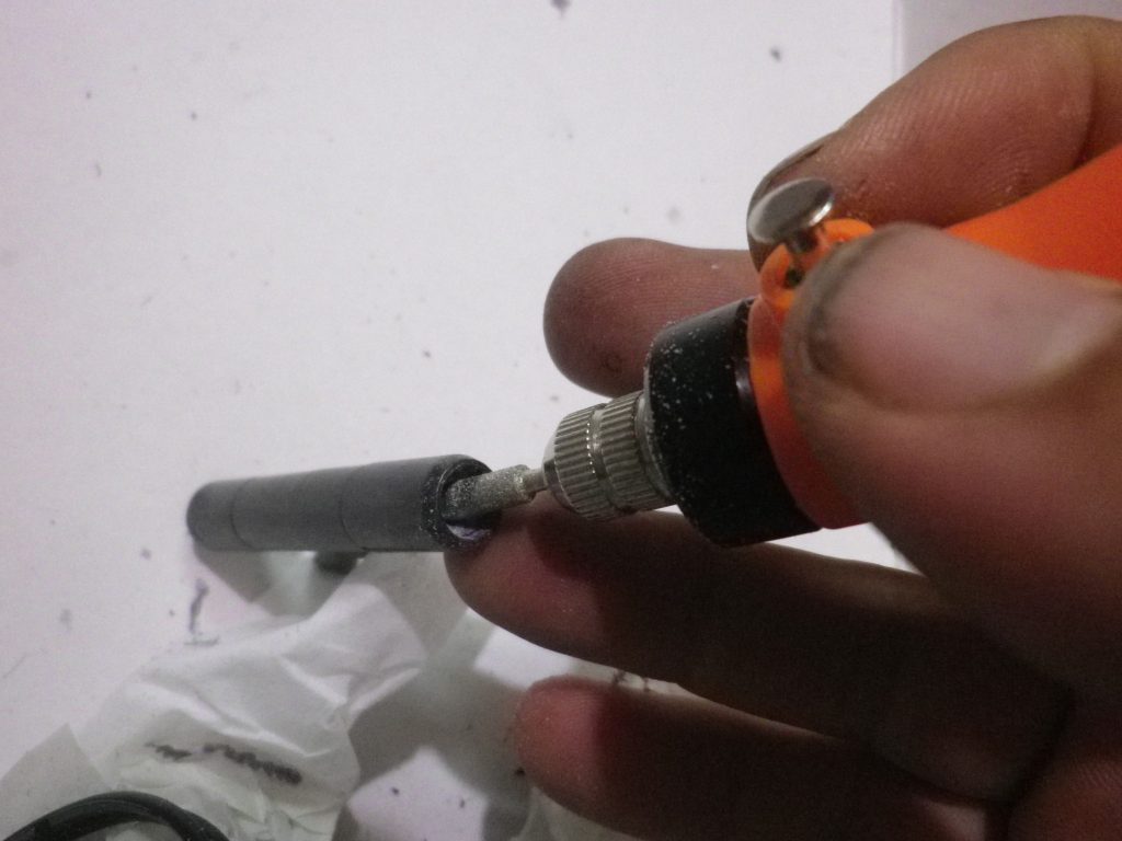 リューターで下穴を広げていきます。