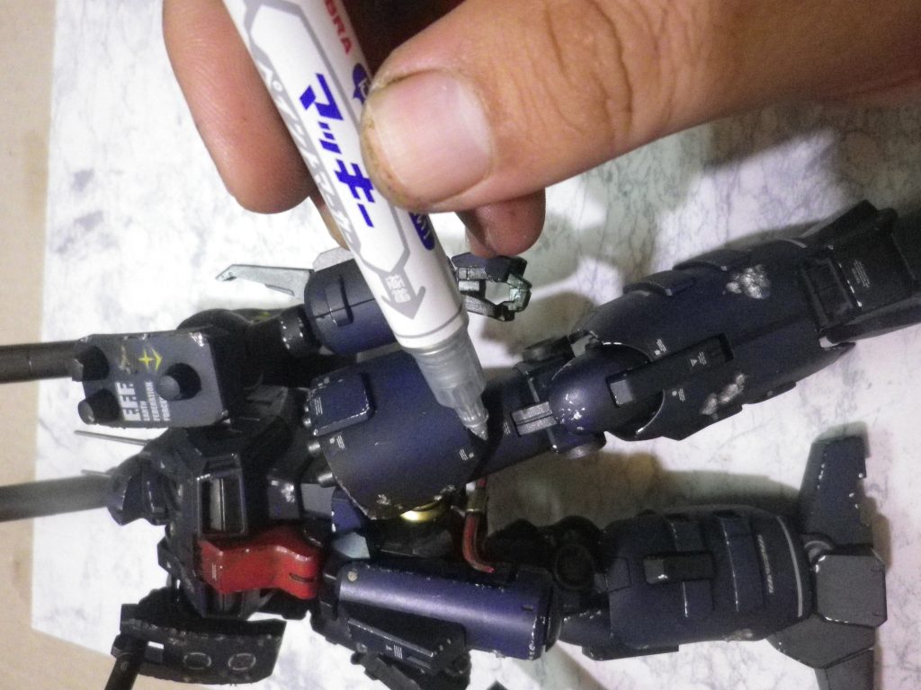 マッキーのシルバーで削り痕に塗布します。