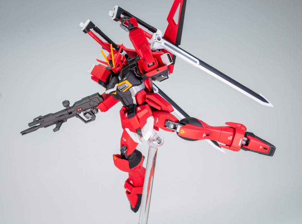 メインの赤も少しマゼンタ寄りで塗ってます。ライフルの赤い部分はコピックアクレアというペンを初めて使ってみました。ポイントで塗るだけならお手軽でめちゃいい感じです。発色もいいし!