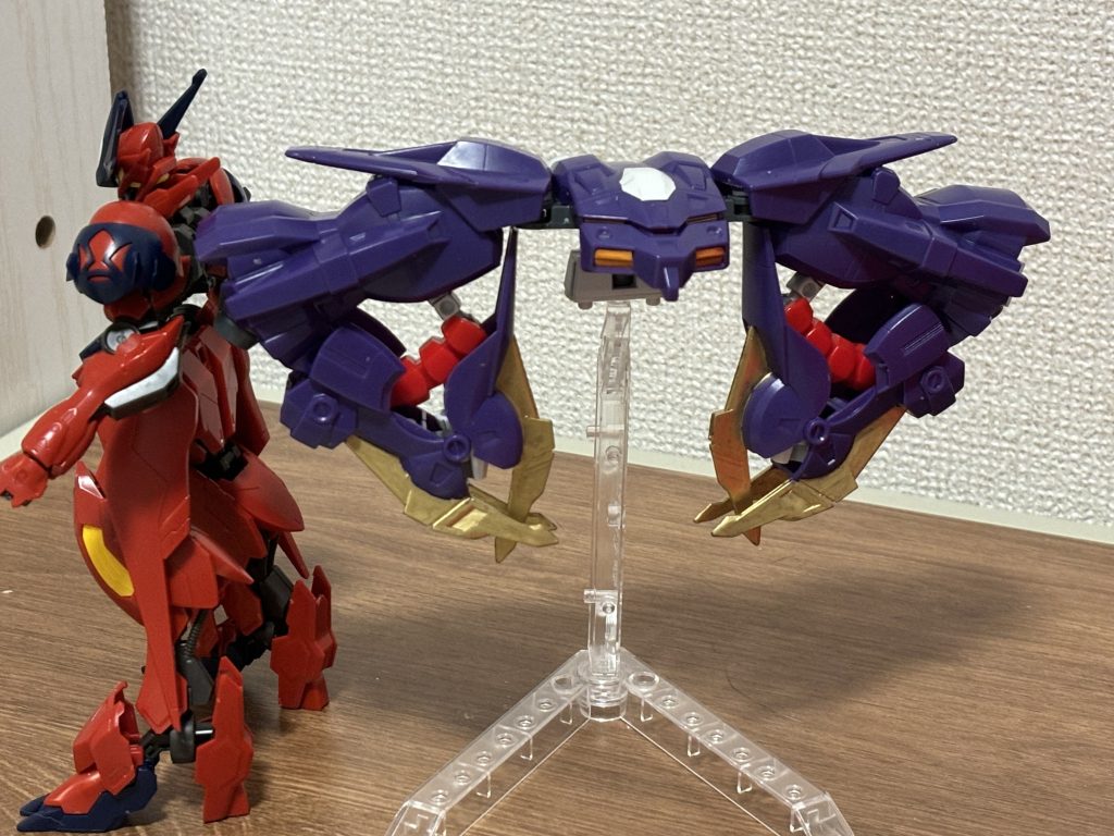 アメイジングガードナー地式基本的に防御特化によりプラフスキーシールドバリアを張り自立型で盾となります。前部分が開くとメガ粒子咆を発射可能。