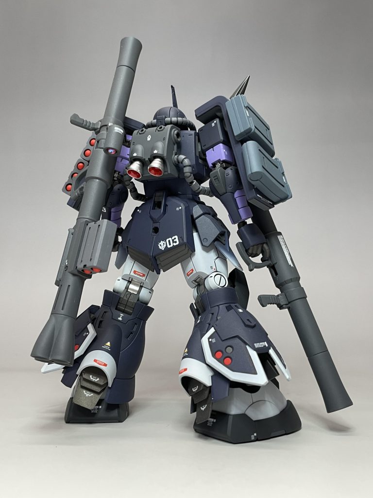 なるべく、宇宙用高機動型ザクのカラーリングと似せてみました。左右の腰アーマー下の羽根は、グラデーションにしています。