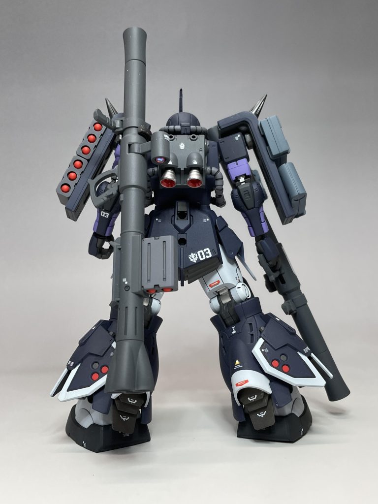 ところどころ、赤の差し色を入れています。